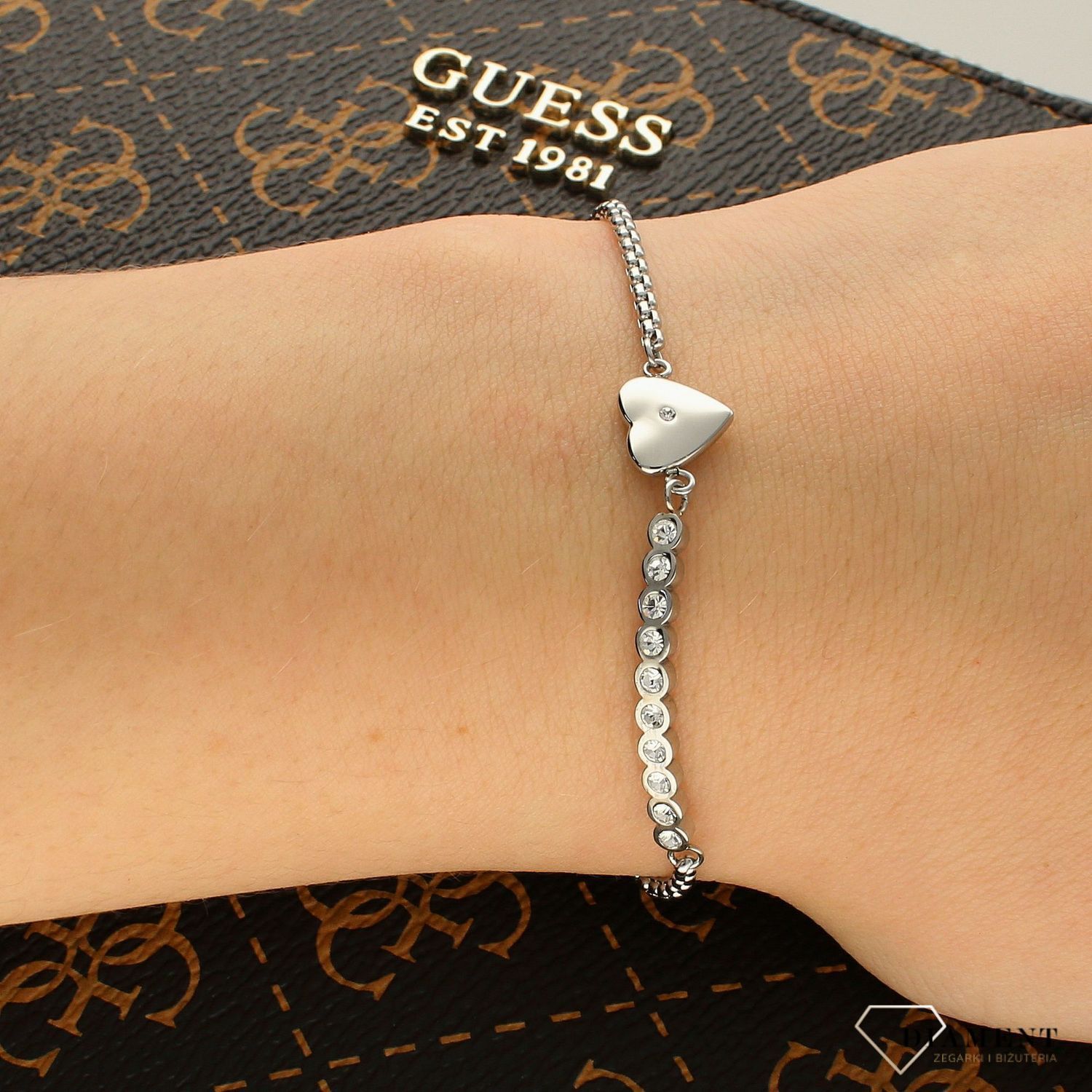 Bransoletka Nomination Italy z kolekcji Milleluci. Wykonana ze stali szlachetnej, zdobiona mieniącymi się, błyszczącymi cyrkoniami oraz zawieszką w kształcie serca. Ułożone obok siebie cyrkonie podkreślają (2).jpg